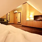 Zamek Berchtold 3* Strancice