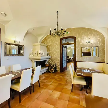 Zamek Berchtold 3* Strancice